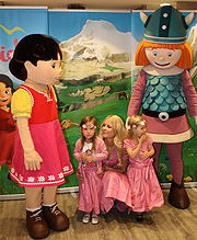 Model & Moderatorin Tina Kaiser und die Mädchen in Heidi-Trachtenkollektion (ªFoto: Martin Schmitz)